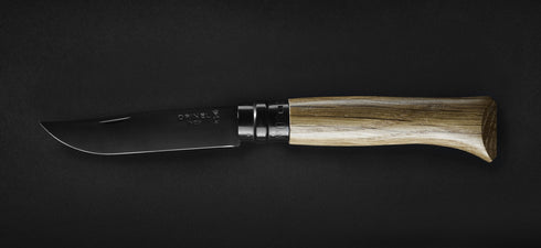 Couteau Opinel N°08 à lame noire sur fond noir