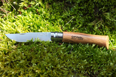 Couteau Opinel N°08 hêtre ouvert sur la mousse