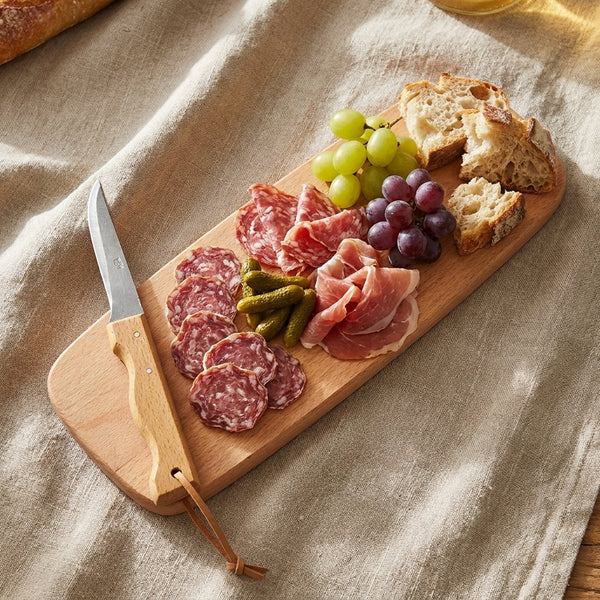 Planche à saucisson avec couteau en situation