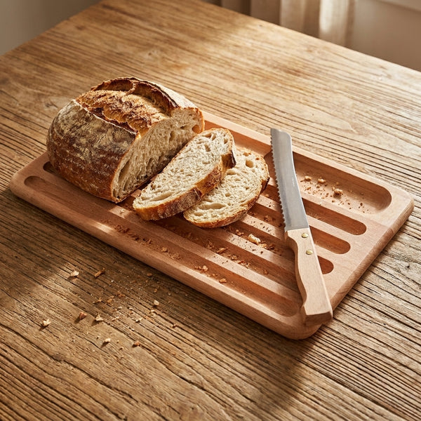 Planche à pain hêtre avec couteau en situation