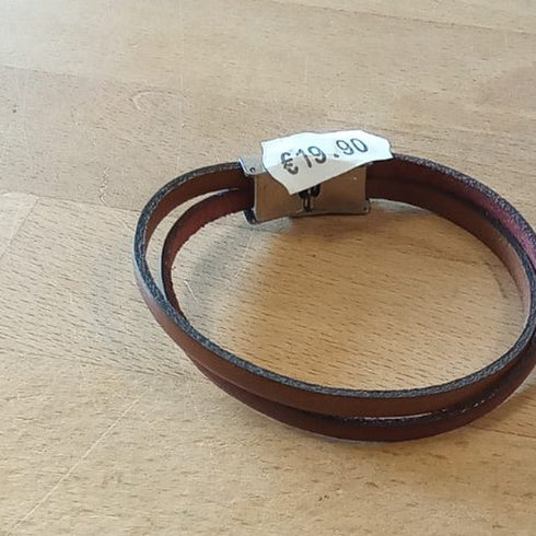 Bracelet deux cuirs croisés brun clair et rouge, atelier Cristalizade