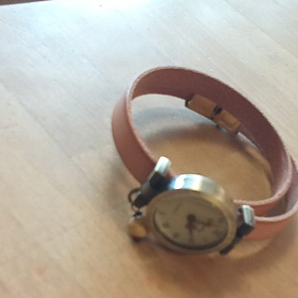 Montre double tour en cuir brun clair, atelier Cristalizade
