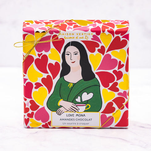 Boîte Love Mona illustrée par Anne-Isabelle Lucas : la Joconde entourée de cœurs
