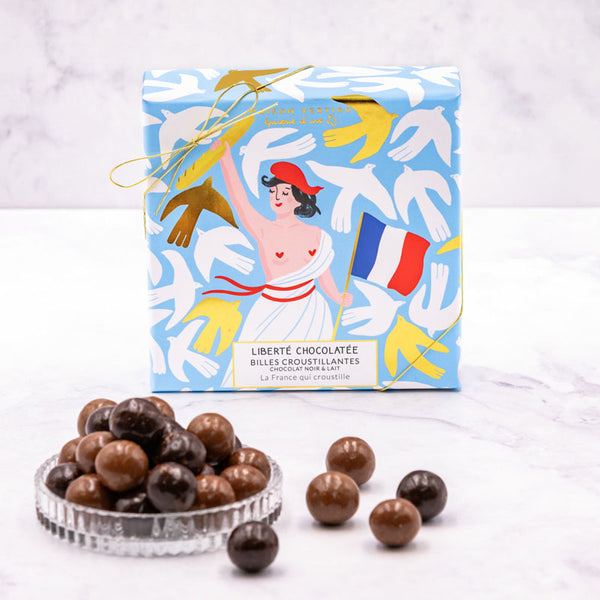 Boîte de chocolats Liberté chocolatée de Maison Vertigo et une coupelle de billes au chocolat