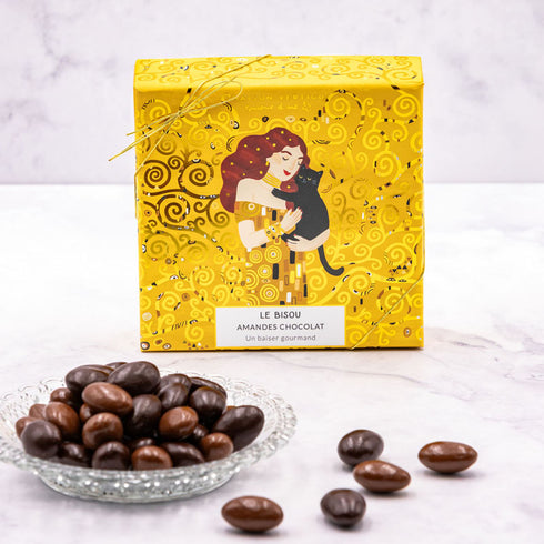Boîte de chocolats Le Bisou de Maison Vertigo et une coupelle d'amandes au chocolat