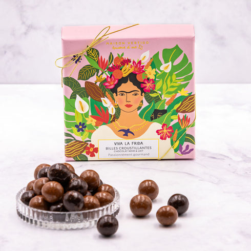 Boîte de chocolats Viva la Frida de Maison Vertigo et une coupelle de billes au chocolat