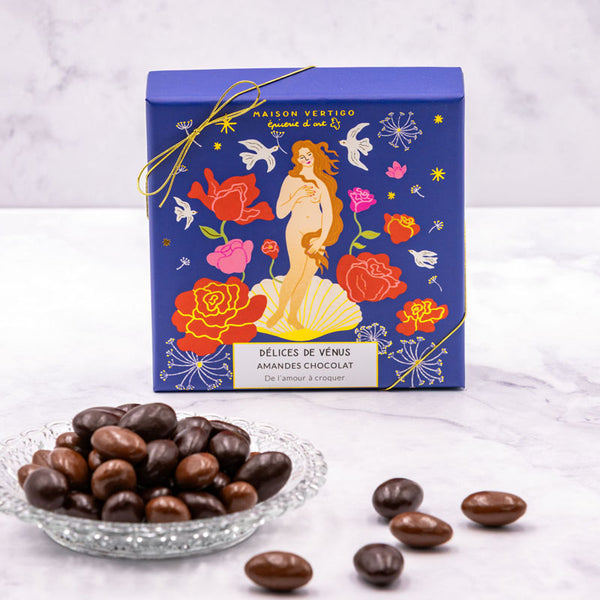 Boîte de chocolats Délices de Vénus de Maison Vertigo et une coupelle d'amandes au chocolat