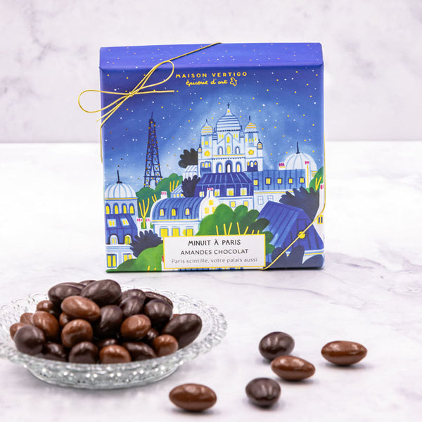 Boîte de chocolats Minuit à Paris de Maison Vertigo et une coupelle d'amandes au chocolat