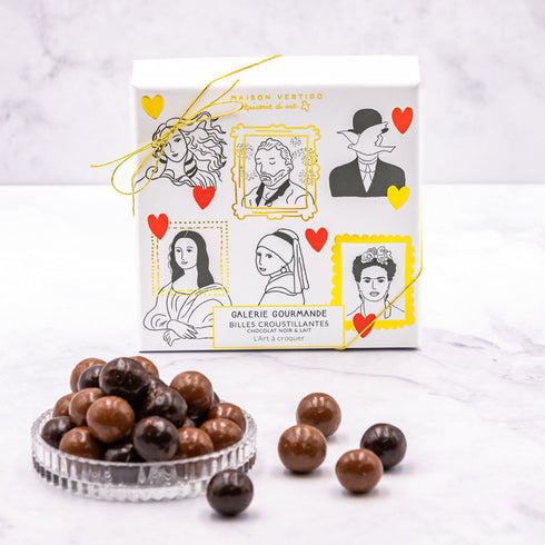 Boîte de chocolats Galerie gourmande de Maison Vertigo et une coupelle de billes au chocolat