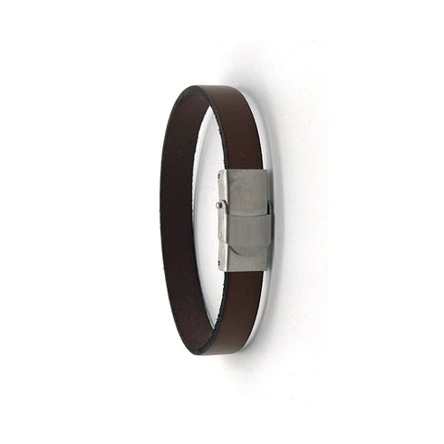 Bracelet en cuir brun, fermoir aimanté en acier, photographié en boutique