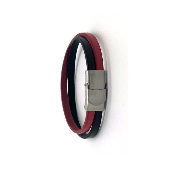 Bracelet deux cuirs croisés brun et rouge, fermoir aimanté en acier, photographié en boutique