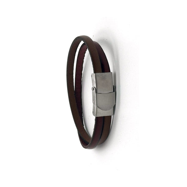 Bracelet deux cuirs croisés brun clair et rouge, fermoir aimanté en acier, photographié en boutique