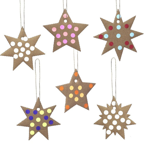 Étoiles en carton décorées de gommettes et suspendues