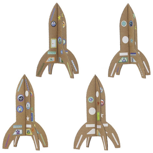 Les 4 fusées en carton montées et décorées