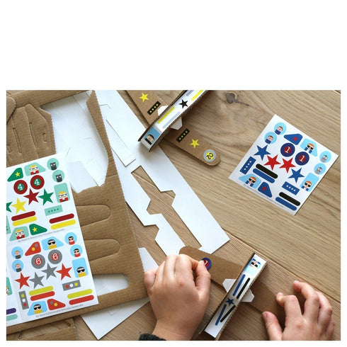 Mains d'enfant assemblant les avions en carton