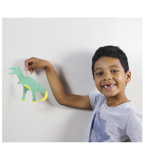 Garçon tenant son dinosaure en papier colorié