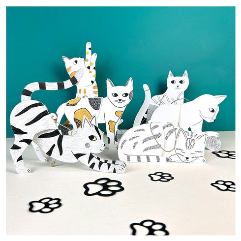 Les 6 chats en papier montés et coloriés