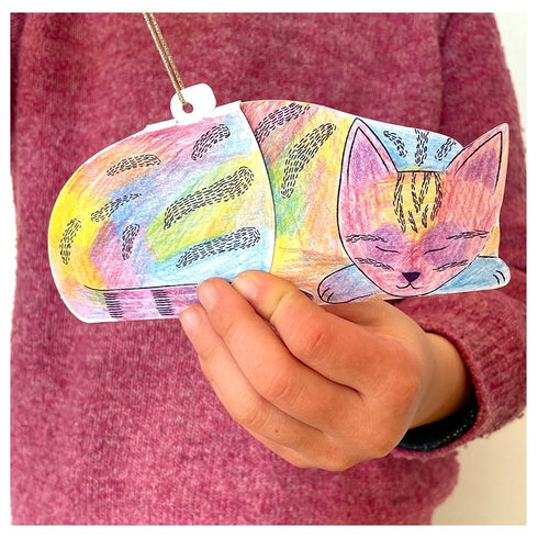 Chat en papier colorié suspendu à son fil doré