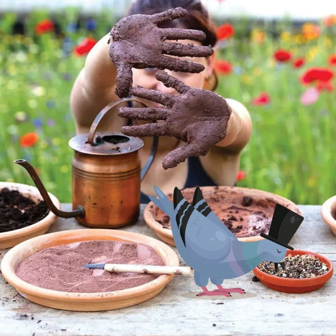 Enfant façonnant des bombes de graines dans un champ de fleurs