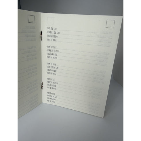 Carnet de mots de passe ouvert sur son répertoire alphabétique