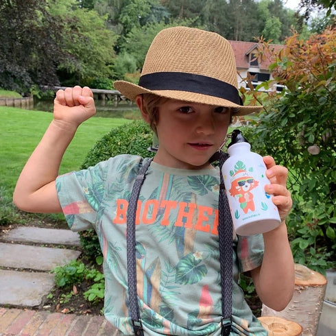 Enfant avec la gourde du coffret Protecteur de la nature Botaki