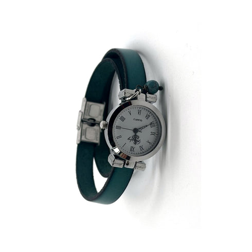 Montre double tour en cuir bleu canard, boîtier acier et bracelet cuir double tour, photographié en boutique