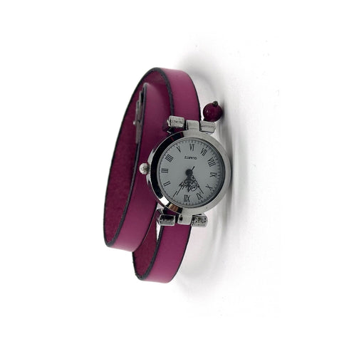 Montre double tour en cuir fuchsia, boîtier acier et bracelet cuir double tour, photographié en boutique