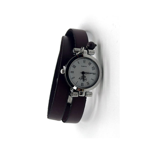 Montre double tour en cuir prune, boîtier acier et bracelet cuir double tour, photographié en boutique
