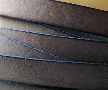 Le cuir TP-Taupe, photographié par l'atelier Cristalizade