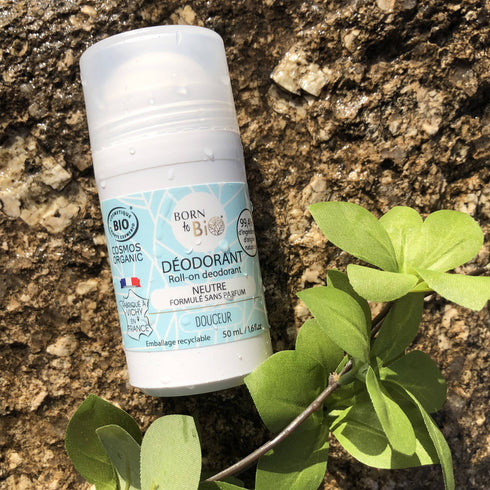 Déodorant Neutre Born to Bio posé sur des feuilles