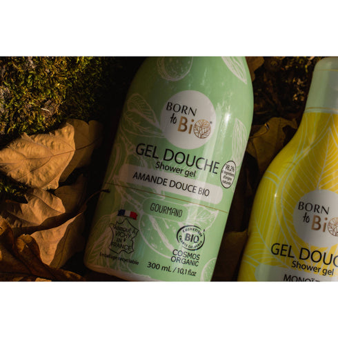Gel douche Amande douce Born to Bio posé sur des feuilles d'automne