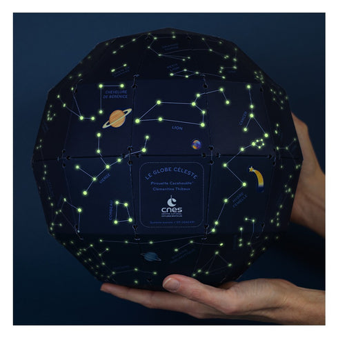 Globe céleste monté dont les constellations brillent dans le noir