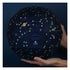 Globe céleste monté dont les constellations brillent dans le noir