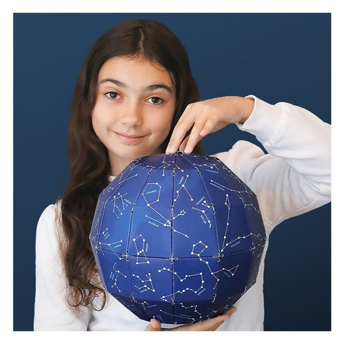 Jeune fille tenant le globe céleste qu'elle a construit