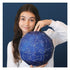 Jeune fille tenant le globe céleste qu'elle a construit