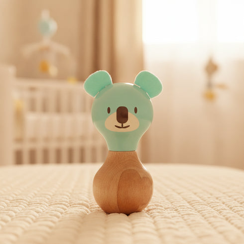 Hochet en bois Boizoos, Alice la koala en situation