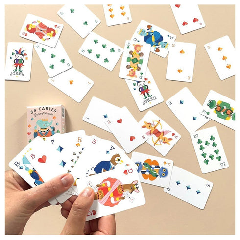 Main tenant des cartes du jeu de 54 cartes en éventail