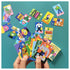 Mains tenant les cartes du jeu Éco-Bataille