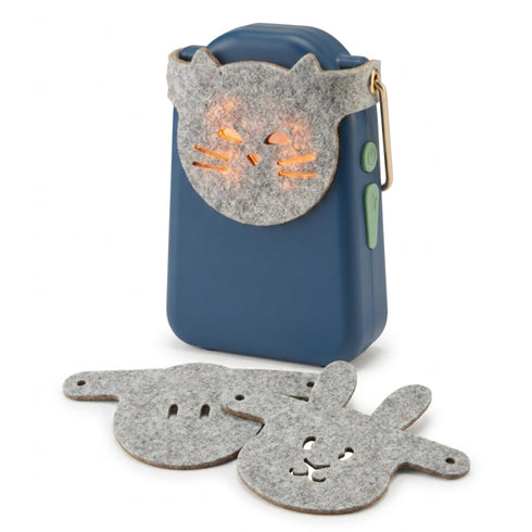 Lampe Kivala bleu granit allumée avec ses 3 masques en feutrine