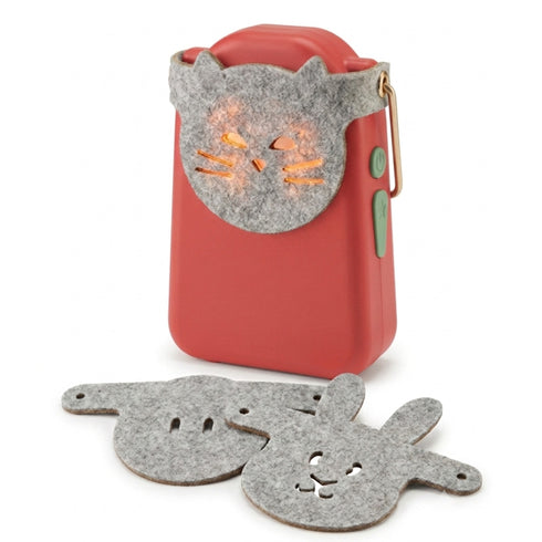 Lampe Kivala rouge corail allumée avec ses 3 masques en feutrine