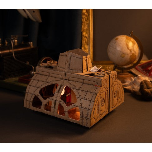 Maquette du Nautilus décorée, dans un décor de bureau d'explorateur