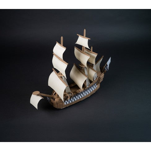 Maquette du vaisseau Louis XIV en carton, voiles hissées