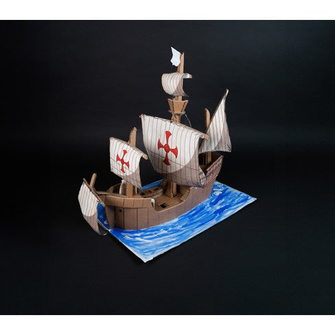 Maquette géante de la Santa Maria en carton, sur sa mer