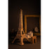 Maquette de la tour Eiffel en carton exposée dans un décor de musée