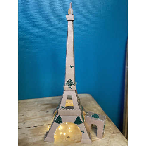Maquette de la tour Eiffel en carton décorée par un enfant