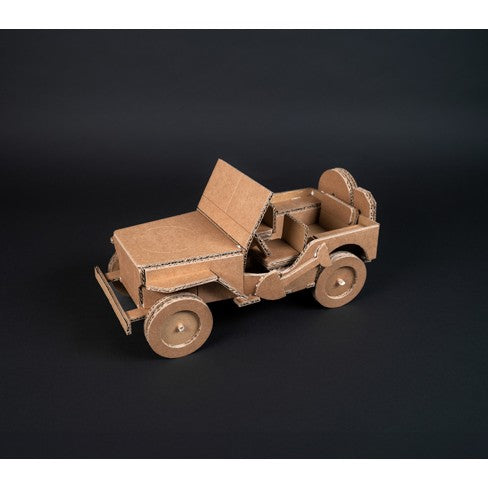 Maquette géante du véhicule du 6 juin 1944 en carton