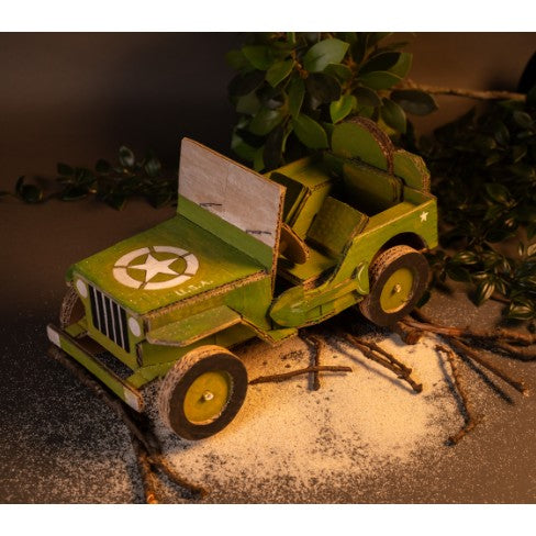 Maquette du véhicule du 6 juin 1944 peinte en vert, dans un décor de plage