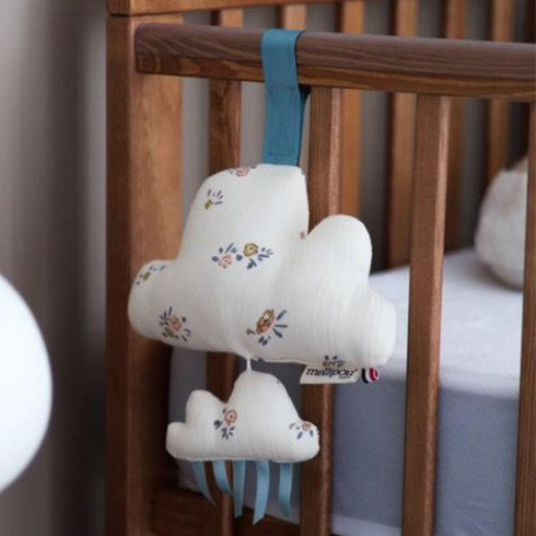 Mini nuage musical Angèle accroché à un lit de bébé
