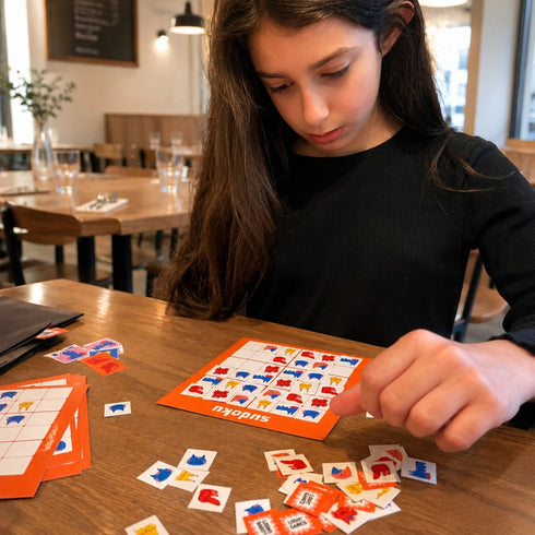 Enfant jouant au restaurant avec le pochon Zéro Ennui