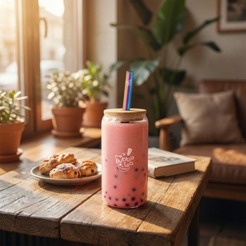 Mug en verre My Bubble Tea et sa paille arc-en-ciel au petit-déjeuner